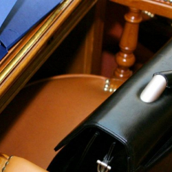 Ак  үй ШЫБЫРТ:  Президенттин аппарат жетекчисине ички сүйлөшүү болду