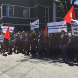 Садыр Жапаровдун тарапкерлери соттун алдында чогулду