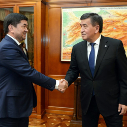 Сооронбай Жээнбеков өлкөнүн Премьер-министри Мухаммедкалый Абылгазиев менен жолугушту