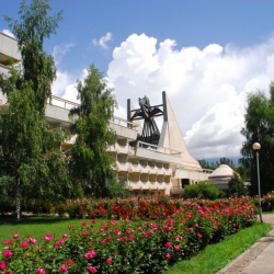 Санаторияны жоготууга кимдер кызыктар?