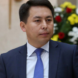 Алмаз Үсеновду, Алмаз Атамбаев сувенир менен чапкан эмес