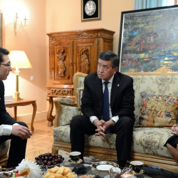 Президент Сооронбай Жээнбеков Чынгыз Айтматовдун үй-музейине барды