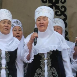 Казакстанда 80 жаштардагы чоң энелер хор ырдады