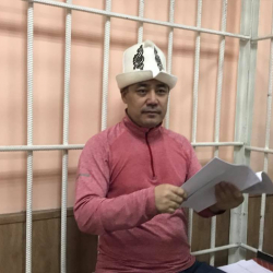 Cадыр Жапаровдун бир тууганы соттун чечими чыккандан кийин ыйлап жиберди