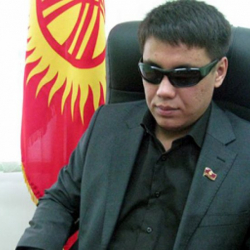 Дастан Бекешов: "Камактагы Исаковго, Кулматовго, Артыкбаевге жолугуп, китеп таратып чыктым" 