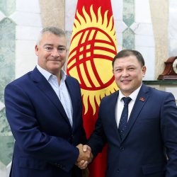 Сүрөт - Төрага Дастанбек Жумабеков Улуу Британиянын Кыргыз Республикасындагы элчиси Робин Орд-Смитти кабыл алды