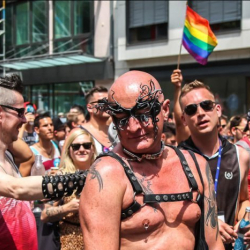 ВИДЕО - Нью-Йорктогу гей парадка казакcтандык жигит катышты