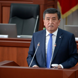 Сооронбай Жээнбеков: "Уурулар байлыгына манчыркап жүрмөк тургай, коомдун жек көрүүсүн сезип, арабызда баса албай турган чөйрөнү түзүү керек!"