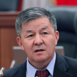 Генерал Исаков президентке кеңеш айтууда