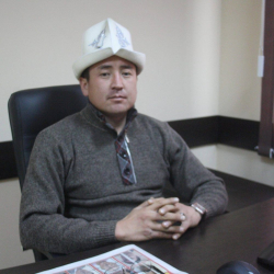 Данияр Төрөгазиев, журналист: "Сооронбай Шарипович, үмүттөрүбүздү таш каптырбаңыз"