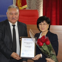 Сүрөт - Жогорку сотто судьялар жана аппарат кызматкерлер сыйланышты