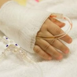 1 жаштагы уулунун денесине 10го жакын ийне сайган келин кармалды