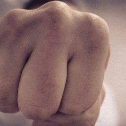 Министрдин уулу тарабынан милиционердин сабалышы иликтенет