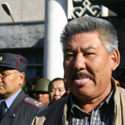 Азимбек Бекназаров көчө саясатчынын деңгээлинен качан чыгат?