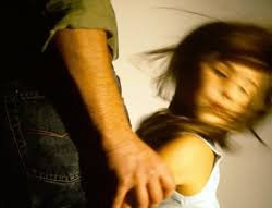 Апасы идиш жууп келгенче 7 жаштагы майып кызын 31 жаштагы аңги зордуктап