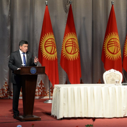 Сооронбай Жээнбеков: "Түндүккө келсем, түштүктөн кадрлар көбөйүп кетти дешет, түштүккө барсам, түндүктөн көбөйүп кетти дейт"