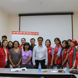 Эл өкүлү ыктыярчылар менен жолугушту