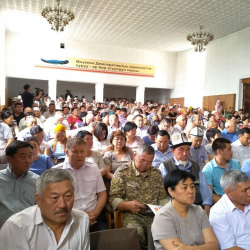 Депутаттар Өзгөн районунун тургундары менен көйгөйлүү маселелер жаатында пикир алышты