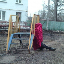 Москвадагы балдар аянтчасында кыргызстандык келиндин асынып турган өлүгү табылды