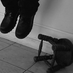 Ошко мейманга келген кишинин асынып турган денесин табышты