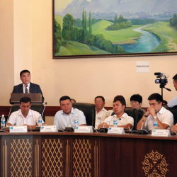 Уктап калышкан го? Оштун мэрин шайлоо учурунда үргүлөгөн депутаттар