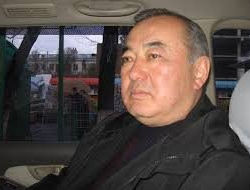 Алик Бүтүмбаев: Кулмурзаев «Ай, Алик, ушул конченный алкаш Атамбаевди кантип колдоп, ээрчип чыгасыңар? Мен өзүм чыкпайм, бул алкашты ээрчип, силер деле чыкпай эле койгулачы» дегенин укпай колдодук эле..