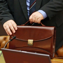 Кадр саясаты кайрадан тымызын оюнга айлангандай