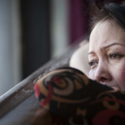 Баласы менен келининен кордук көргөн апа..