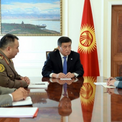 Президент Сооронбай Жээнбеков Казакстандын коргоо министри Сакен Жасузаковду кабыл алды