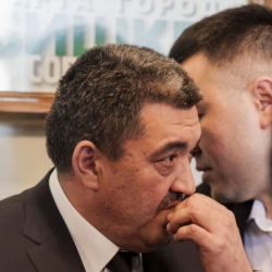 Албек Ибраимовдун камалышы.. Бийликтин короосуна таш ыргытып, Жээнбековдун өзүнө сес көрсөткөнү