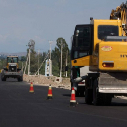 Баткенде жол куруучулар иш таштады