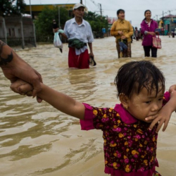 Суу ташкындан улам 50 миңден ашык киши үйүн таштап кетти