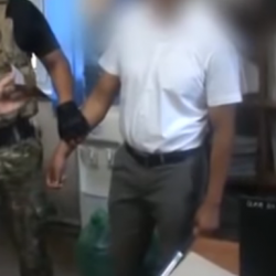 ВИДЕО: Салык кызматкери 15 миң сом пара менен кармалды