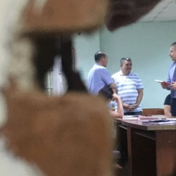 Сот Албек Ибраимовдун бөгөт чарасын карап жатат