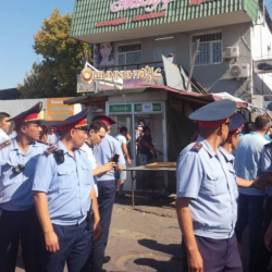 Казакстанда базардагы күркөлөрдүн бузулушуна каршылык билдиргендер кармалууда