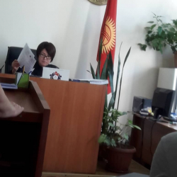 Ленин райондук сотунун судьясы: "Орусча сүйлөгүлө, болбосо отурумду жылдырам же котормочу алып келгиле"