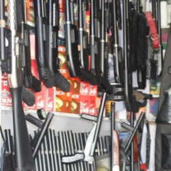 Кыргызстанда курал-жарак саткан дүкөндөр убактылуу жабылат 