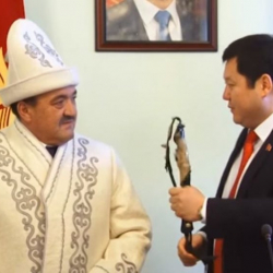 Депутаттар мэрге калпак-чапан берүүнү токтотот