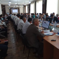 Оштогу жыйында бир катар жетекчилер тил угушту... Же болбосо Жээнбековдун "чык эшикке" деген атактуу фразасын колдонгондор көбөйдү