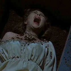 Тирүүлөй көмүлгөн аял өз манжаларын жеп салган