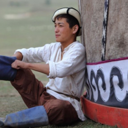 Сүрөт - "Үйлөнүүдөн качты..."