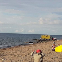 Көчмө мончо унаасы көлдүн жээгине чейин кирип алды