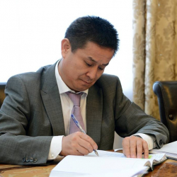 Досалы Эсеналиев кайсы депутатка ири суммадагы акчага алданган?