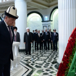 Сооронбай Жээнбеков Түркмөнстандын биринчи Президенти Сапармурат Ниязовдун Күмбөзүнө барды