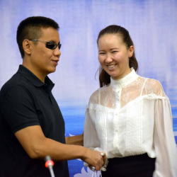 Дастан Бекешев Алмазбек Атамбаевдин «Кыргызстаным» ырына чыгарылган маршты жараткандарга белектерди тапшырды