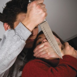 Жигит кызганычтан сүйгөн кызын бычактады