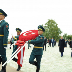 Мухаммедкалый Абылгазиев жана Түркиянын Президенти Режеп Тайып Эрдоган «Ата-Бейит» тарыхый-мемориалдык комплексине барышты