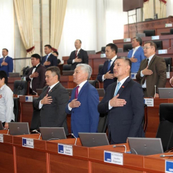 Депутаттар жыйынды ачып коюп, кайра Кырчынга кетти