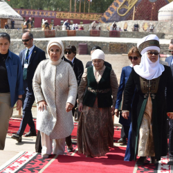 Кыргызстандын жана Түркиянын Президенттеринин жубайлары Ысык-Көлдөгү “Кырчын” этношаарчасында көчмөндөрдүн маданияты менен таанышышты