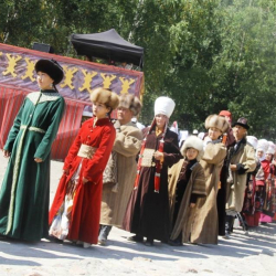 СҮРӨТ: ДКО-2018: Кырчында Ош шаары улуттук кийимдердин 80ден ашуун түрүн көрсөттү